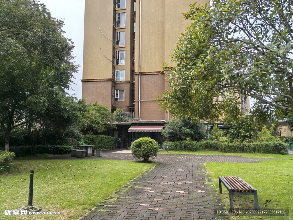高樓旁的靜謐花園小徑
