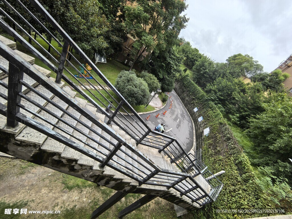 山間金屬旋轉(zhuǎn)樓梯景觀
