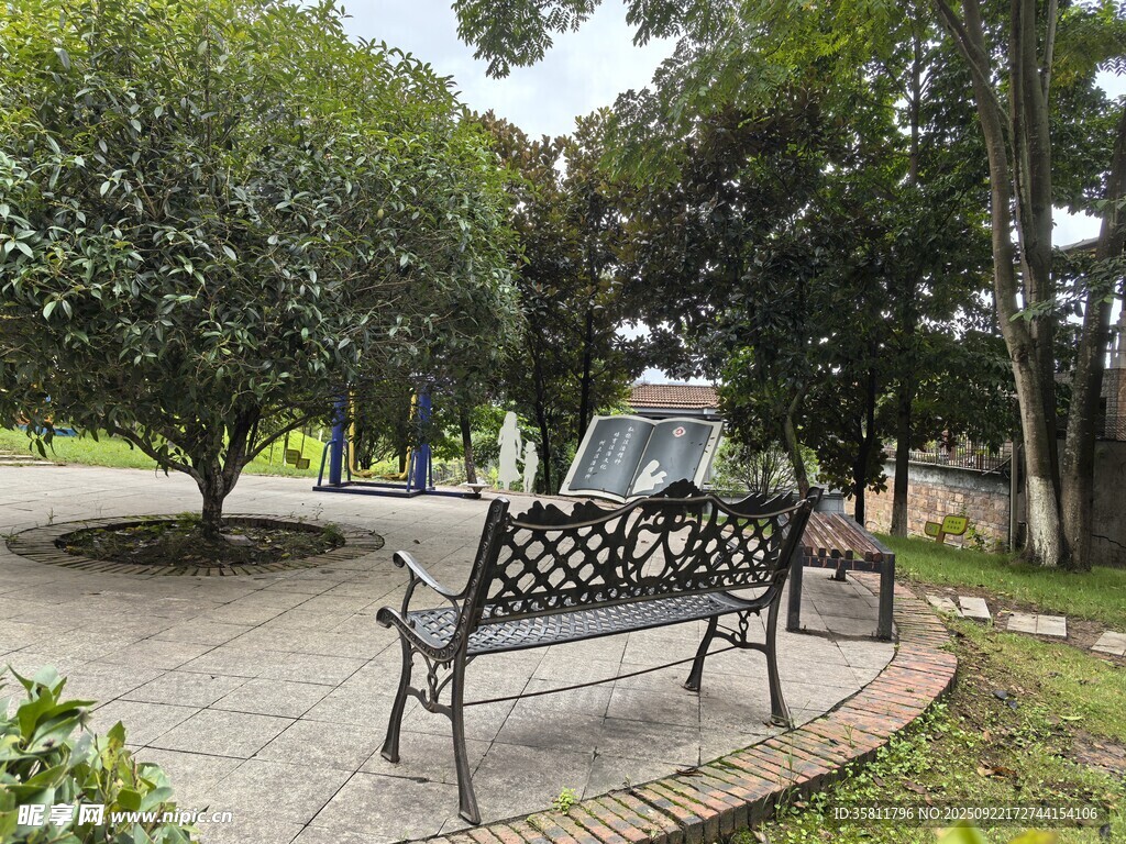 公園中的鐵藝長椅與綠樹