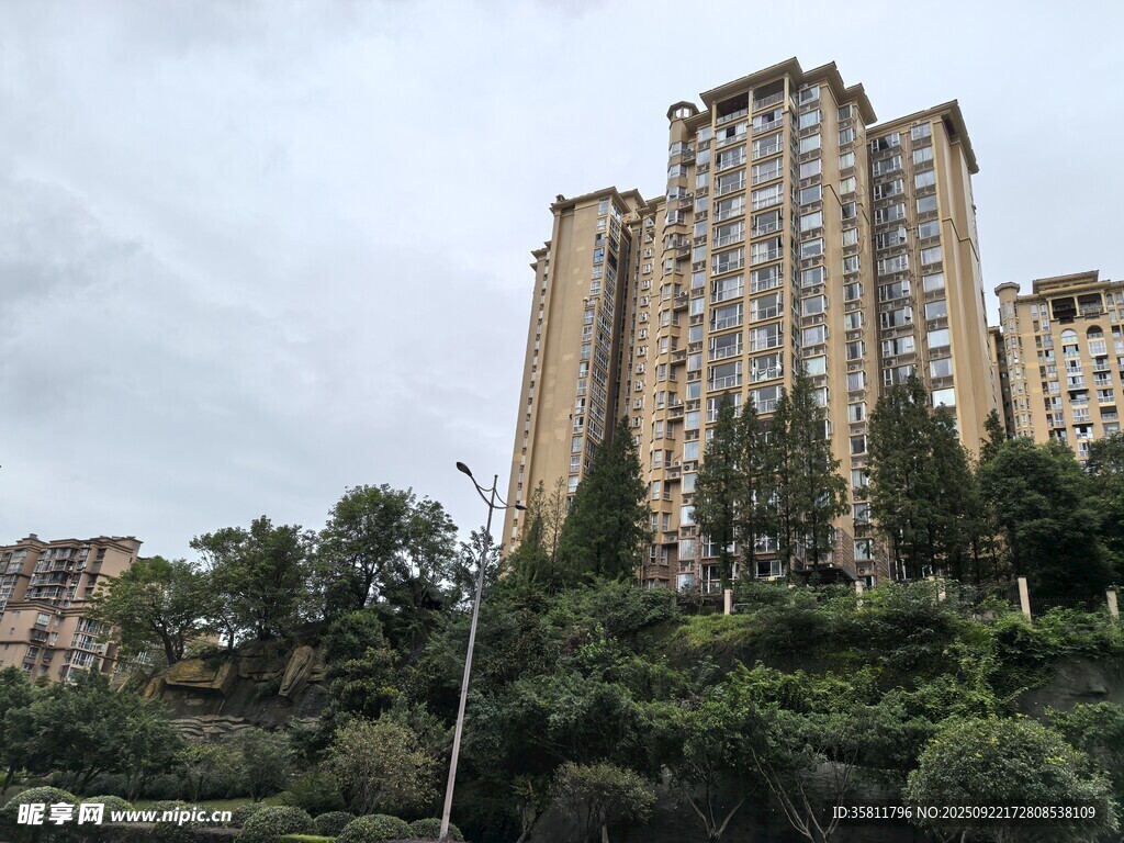 山坡上的高層住宅樓