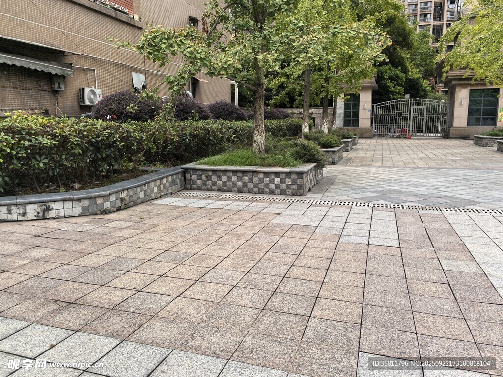 小區(qū)內(nèi)整潔的磚石鋪就步道