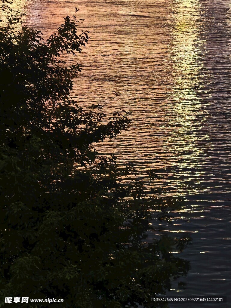 夕陽(yáng)下波光粼粼的水面