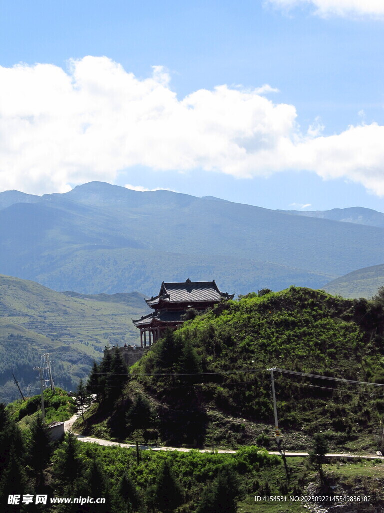 山間古建 蜿蜒山路伴青山