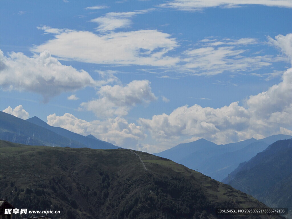藍(lán)天白云下的壯麗山脈