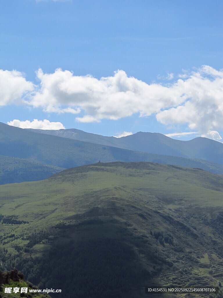青山藍(lán)天間的壯闊山景