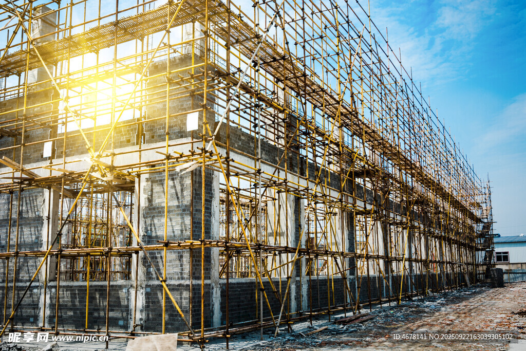 陽光下的建筑施工腳手架