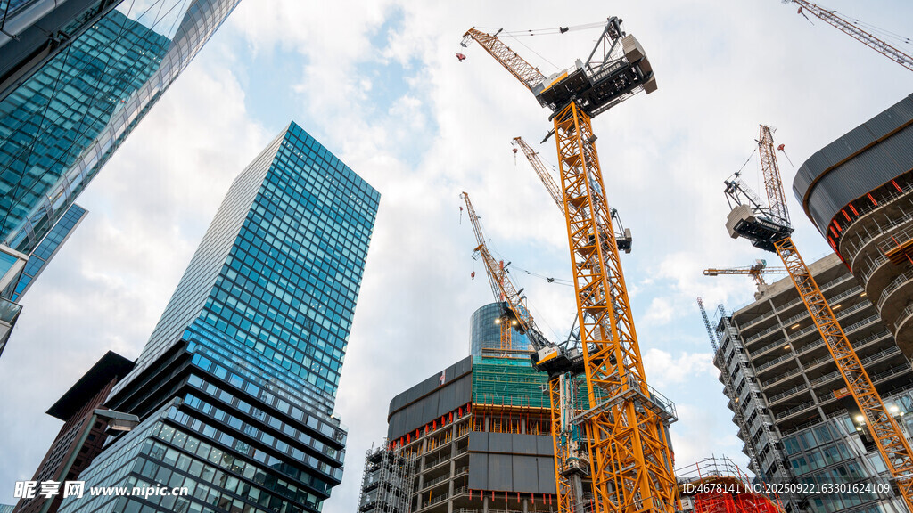 城市建筑工地塔吊景觀