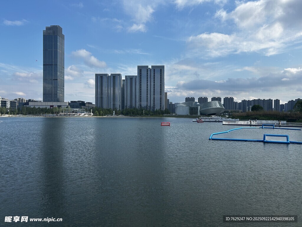 杭州玉湖湖畔高樓美景