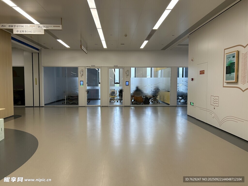寬敞明亮的圖書館公共空間