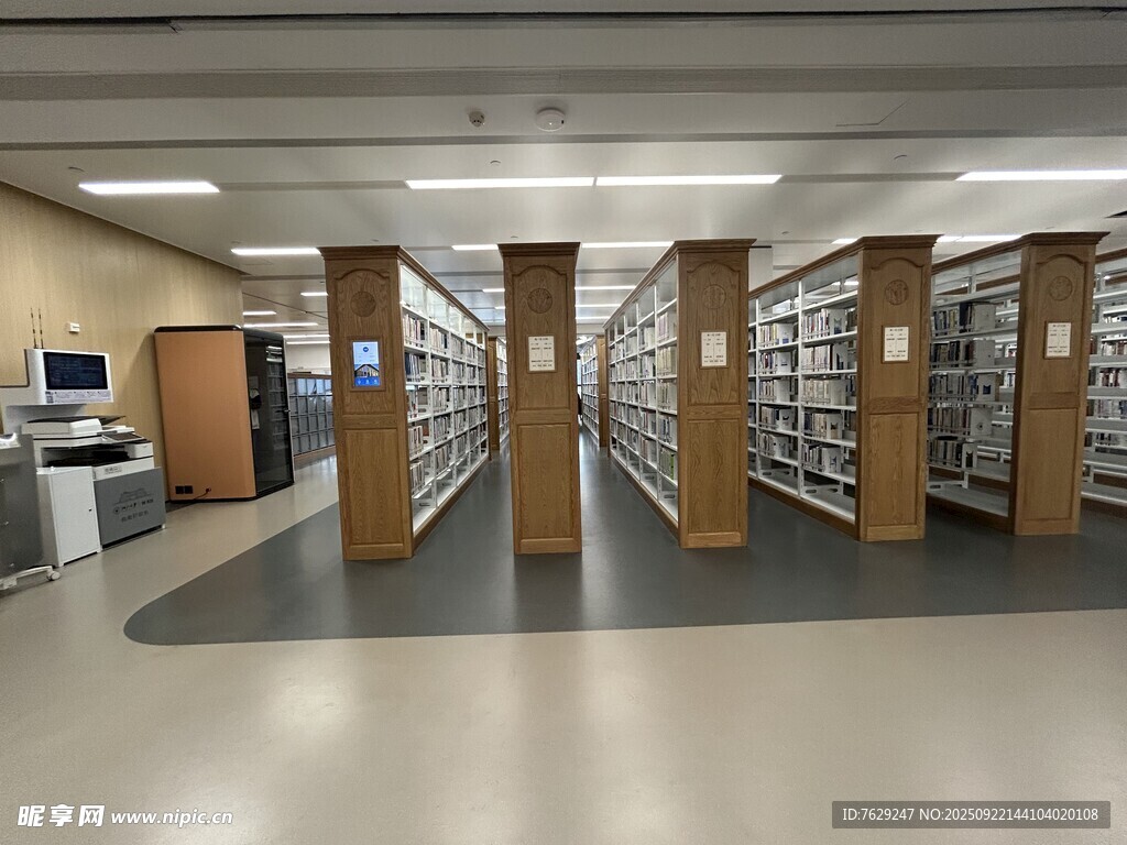 圖書館內(nèi)整齊的書架場景