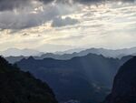 山巒云海間的壯美景觀