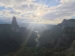 山谷晨曦中的壯麗山峰景色