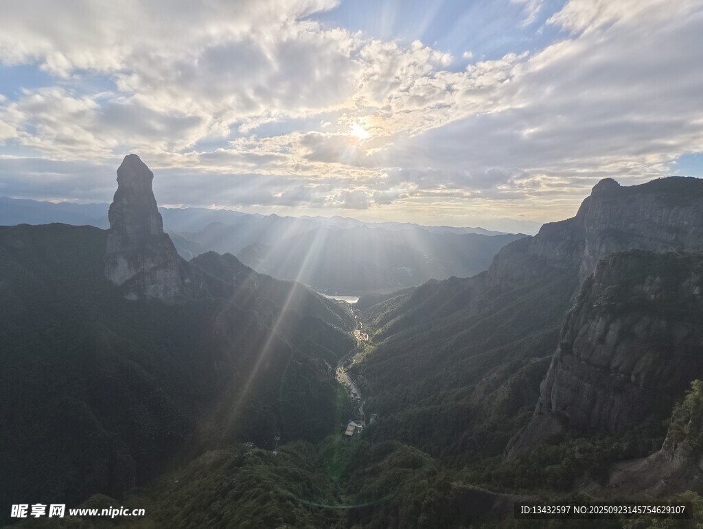 山谷晨曦中的壯麗山峰景色