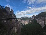懸崖棧道旁的壯美山巒景色