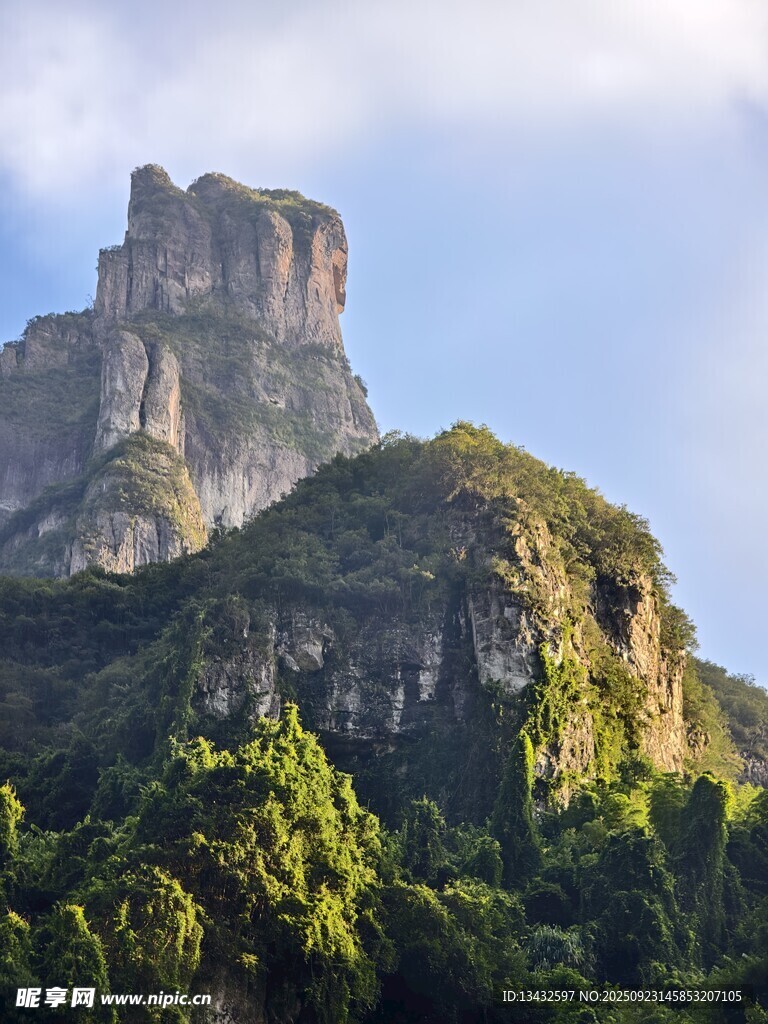 巍峨山巒與蔥郁植被景觀