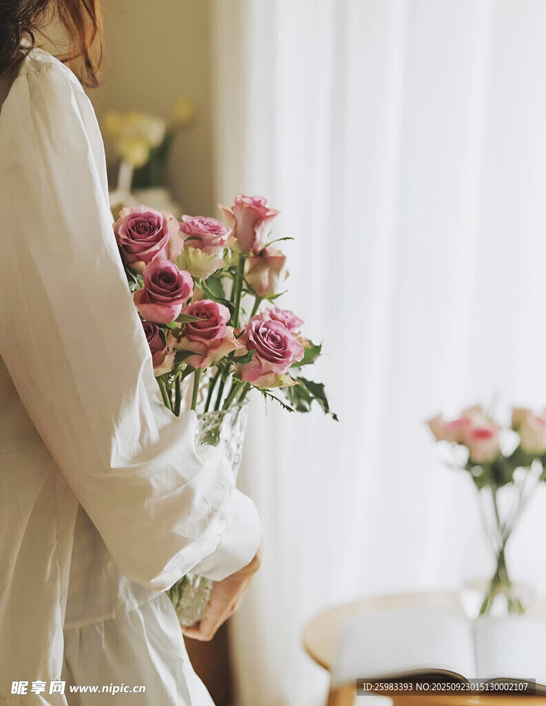 女子手持花束