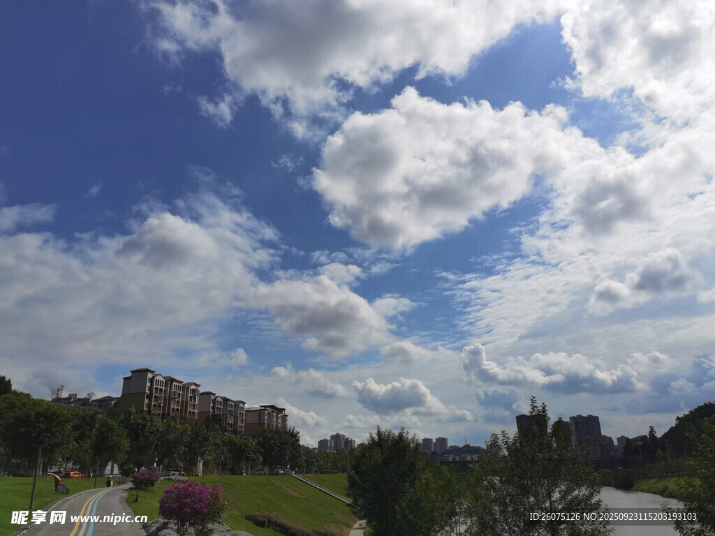藍天白云下的城市風景