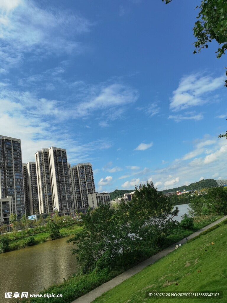 河畔高樓與綠地美景
