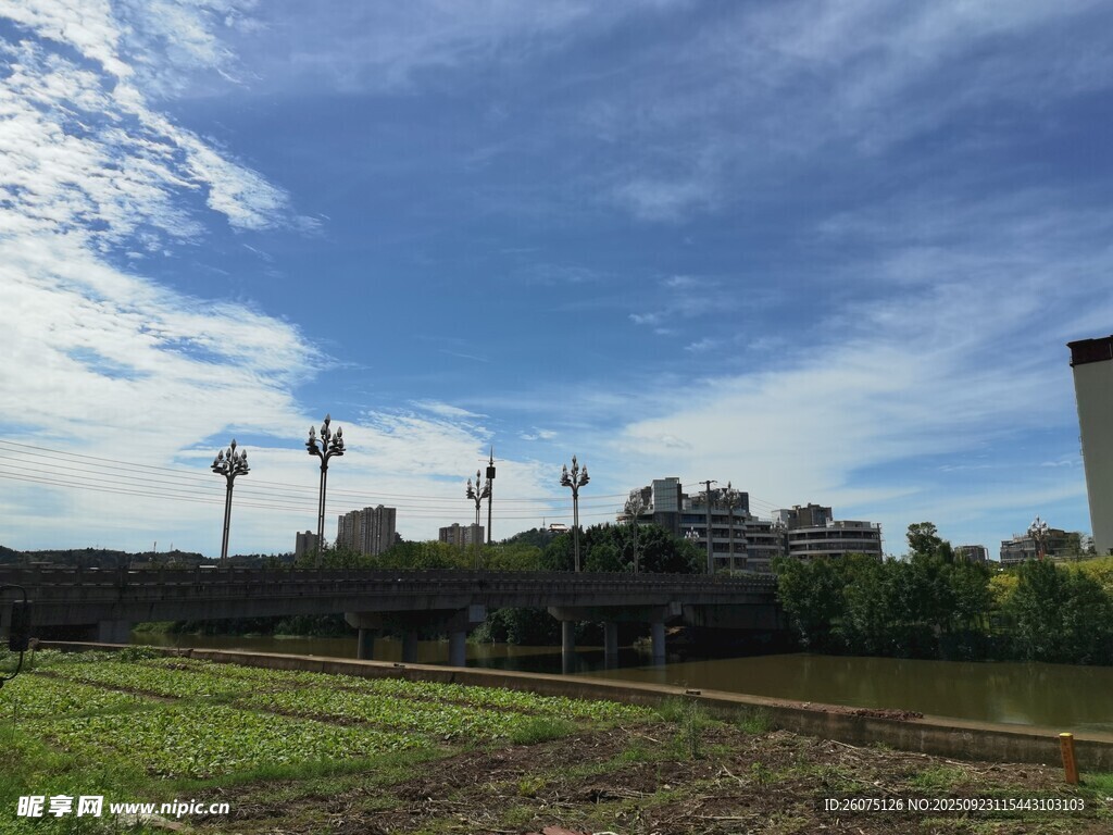 戶外田園風(fēng)光與機(jī)械設(shè)施
