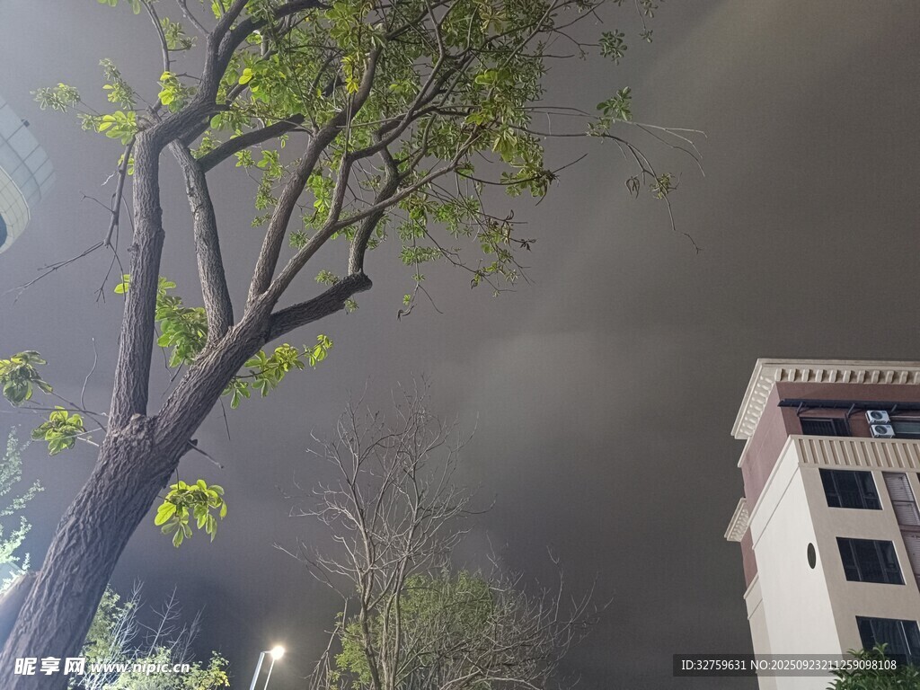 烏云籠罩下的城市景象