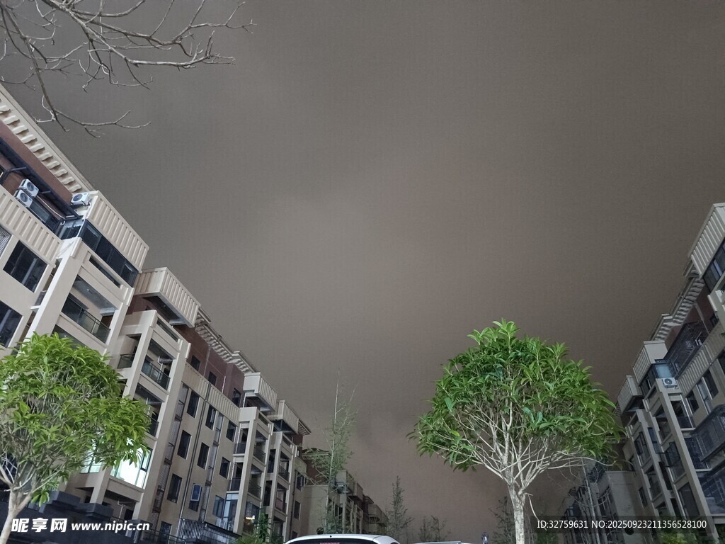 烏云籠罩下的城市街景