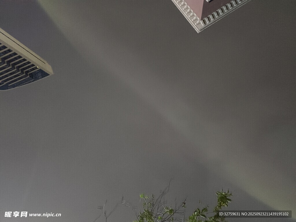 夜空中的神秘光暈