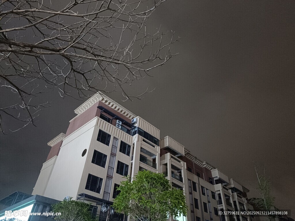 夜晚中的多層建筑