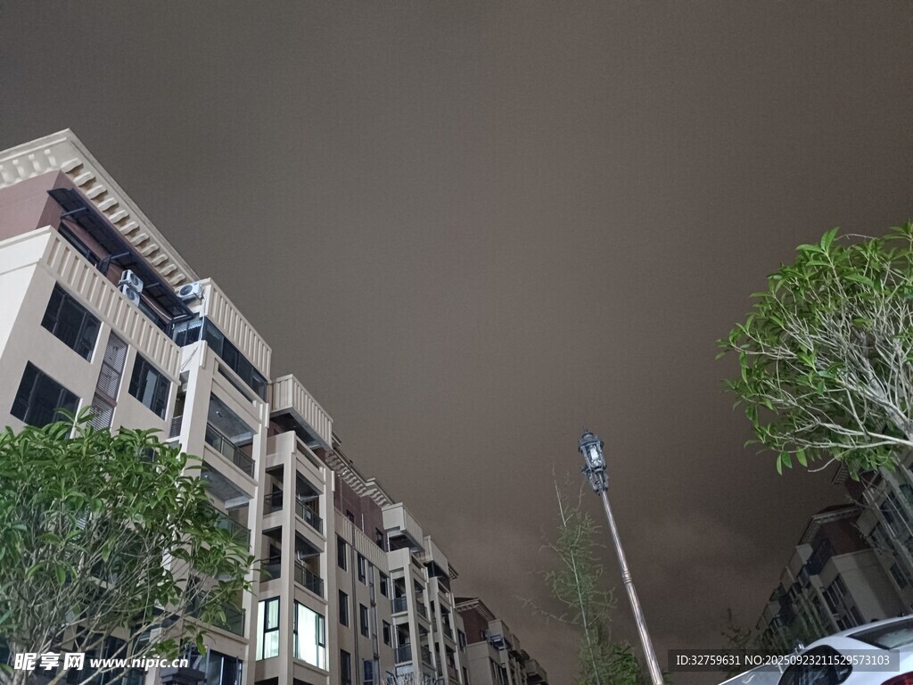 城市上空烏云密布景象