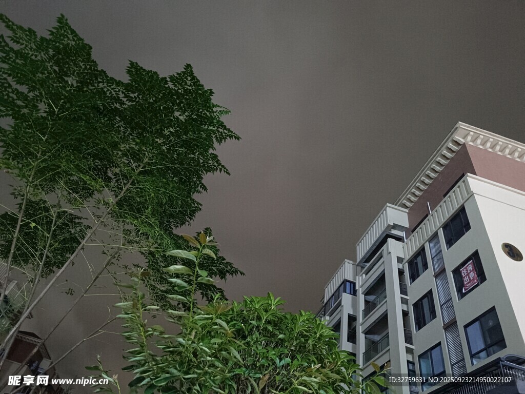 烏云壓城的城市景象