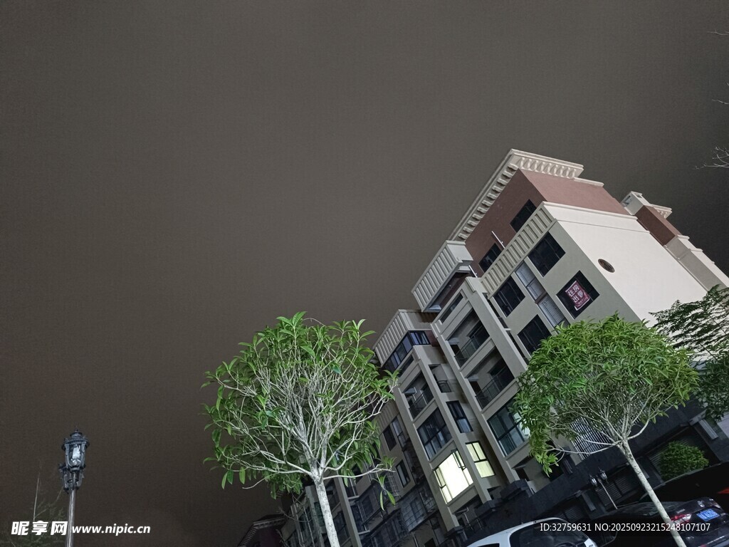 烏云籠罩下的城市建筑