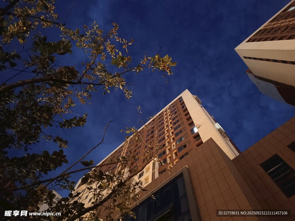 仰視視角下的城市建筑