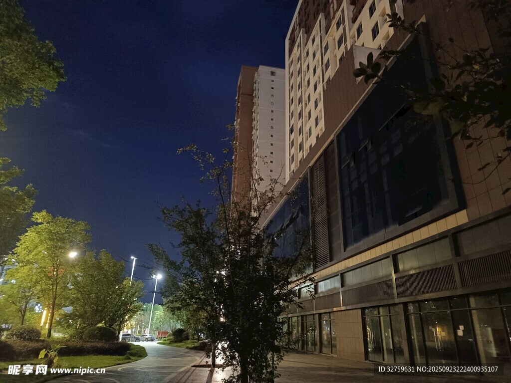 城市夜間高樓與街道景觀