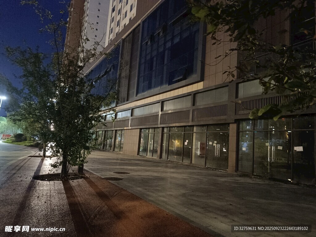 夜晚城市街道旁的建筑景觀