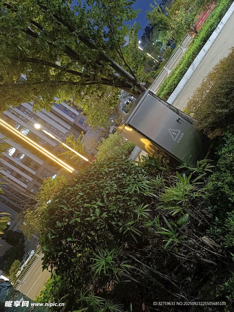 夜幕下的城市建筑景觀