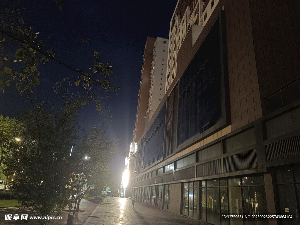 夜晚街邊建筑燈光景象