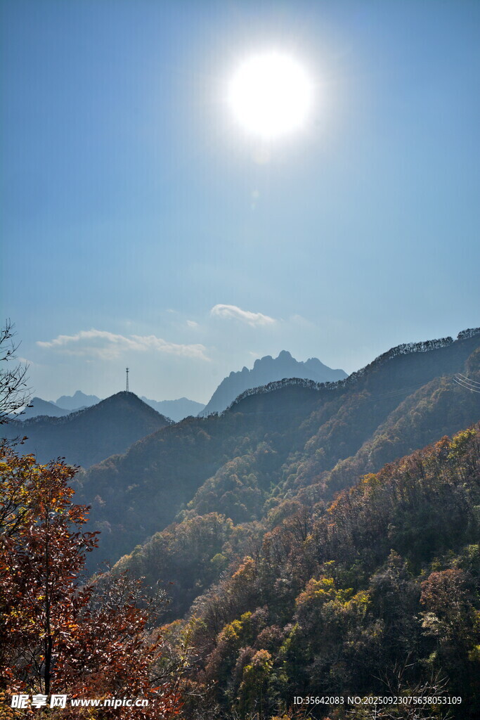 秋日山間暖陽景色