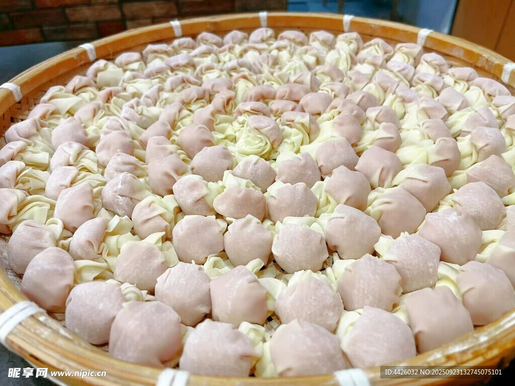 竹筐中擺放的大量淺色糕點