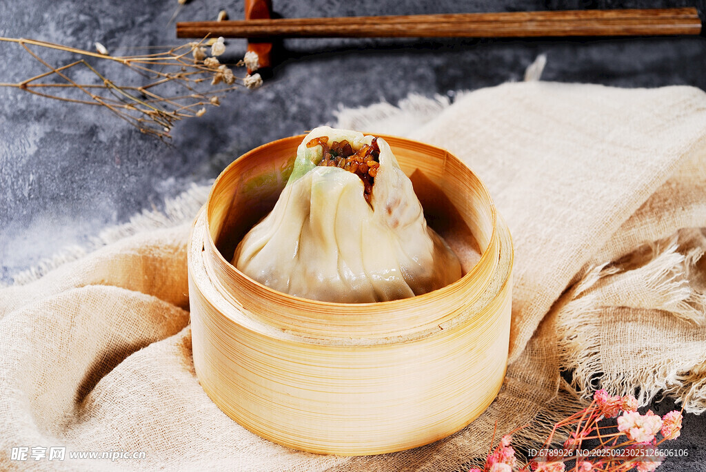 燒麥置于竹制蒸籠