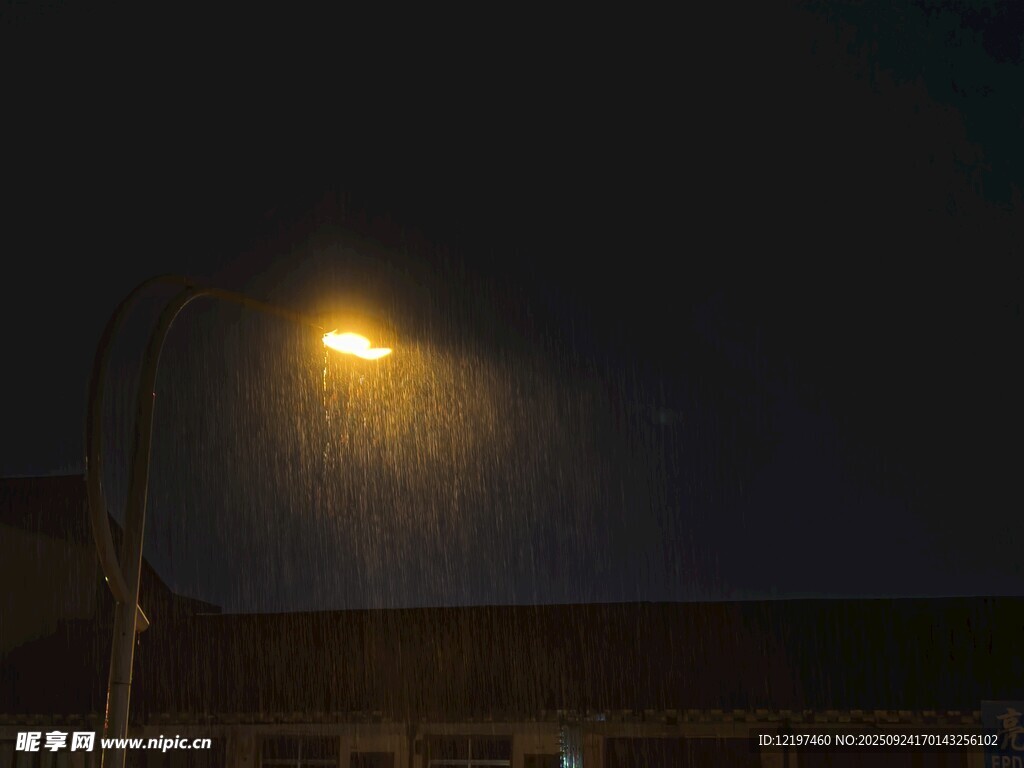 雨夜中孤獨(dú)的路燈