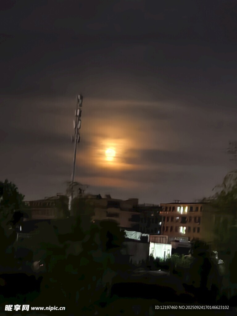夜幕下城市的明亮圓月