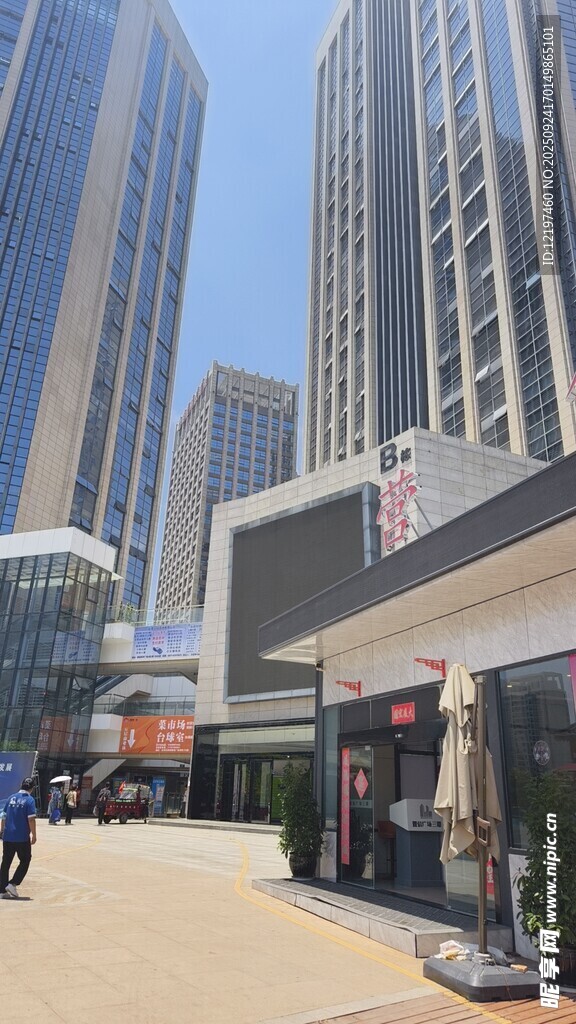 城市商業(yè)街的現(xiàn)代建筑景觀