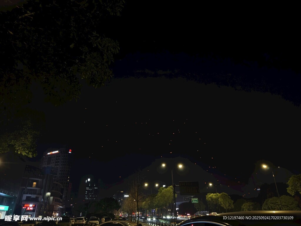 城市夜景中的璀璨燈光