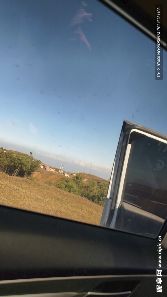 車窗外的開闊風(fēng)景