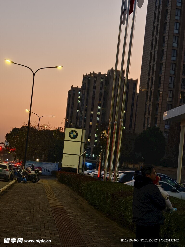 黃昏城市街道景象