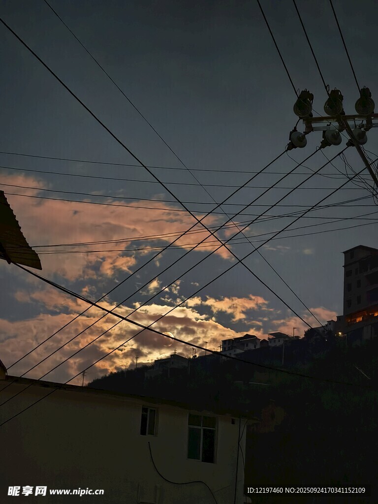 黃昏下的電線與天邊云彩