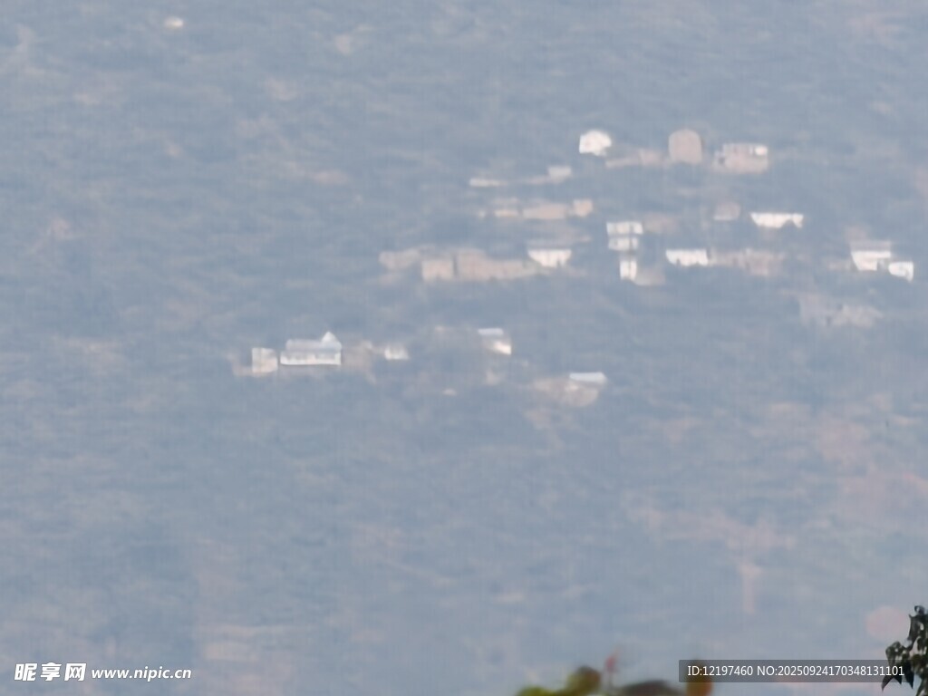 山間村落遠(yuǎn)景
