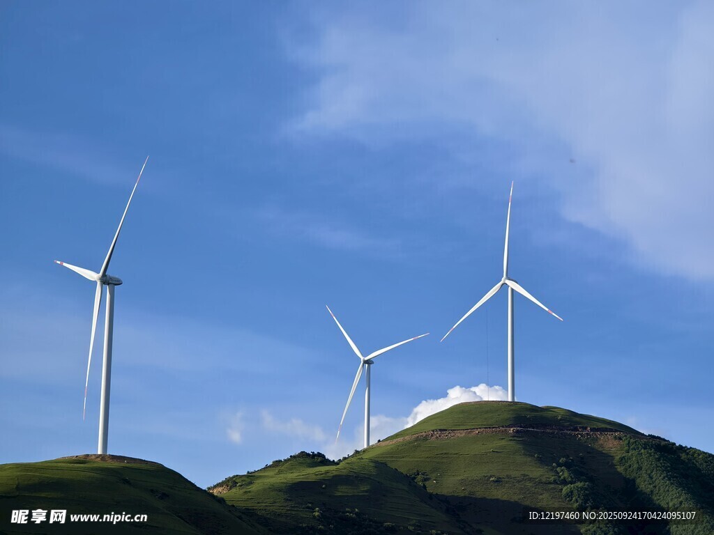 山坡上的風力發(fā)電機組