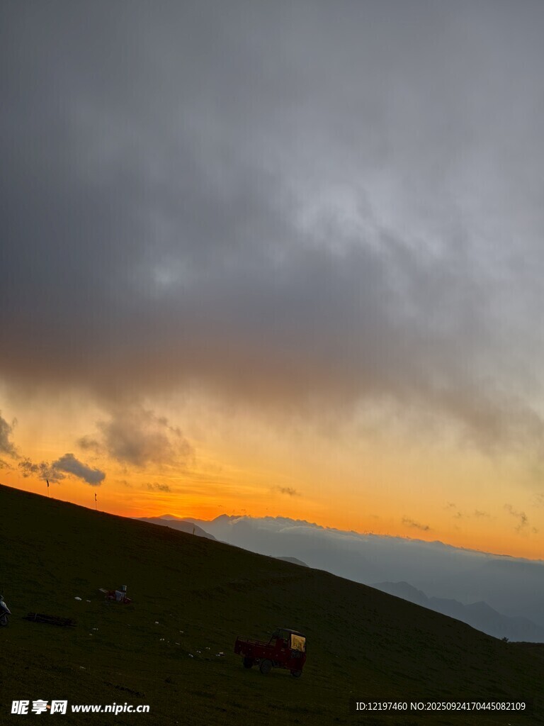 山間日落時的壯麗云霞