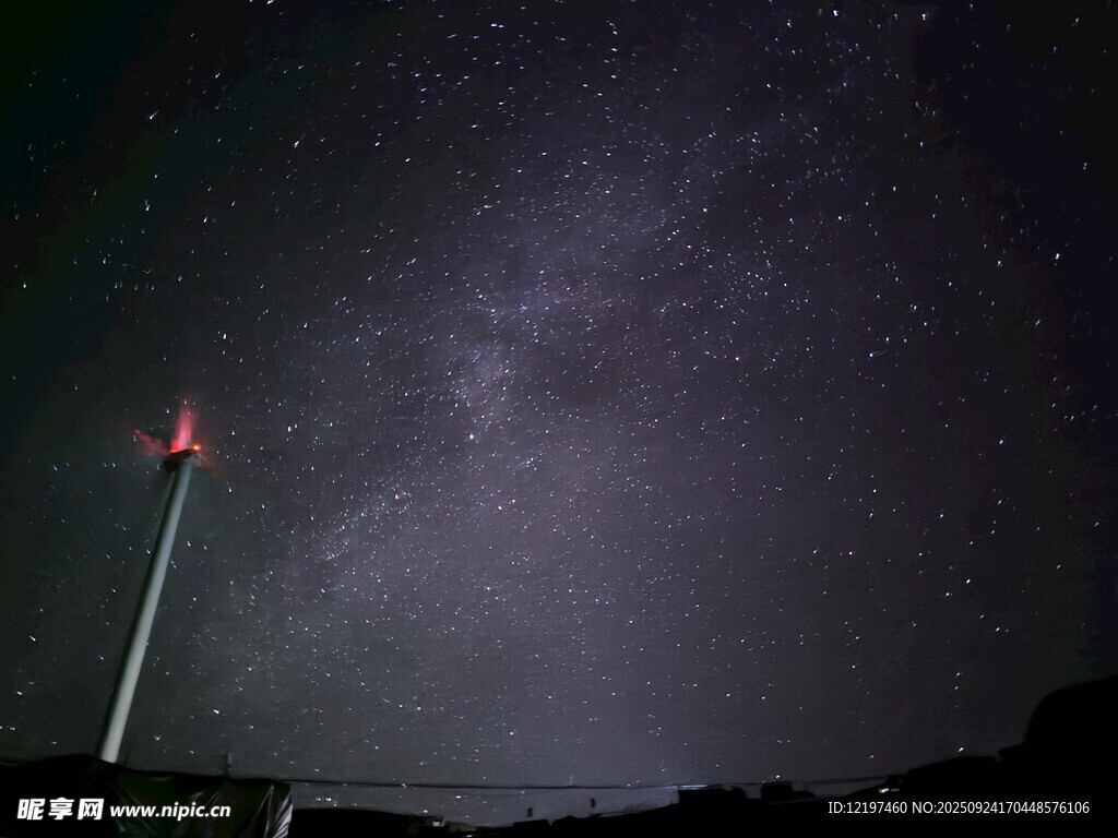 夜空下的燈塔與璀璨星河