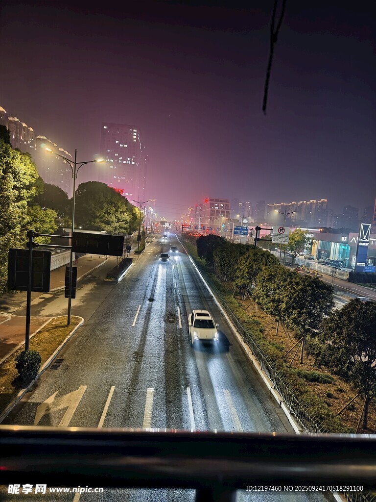 城市夜景中的公路車流